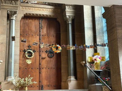 Cartes postales accrochées devant la chapelle de l'école