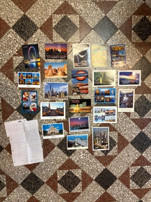 Cartes postales disposées sur le sol